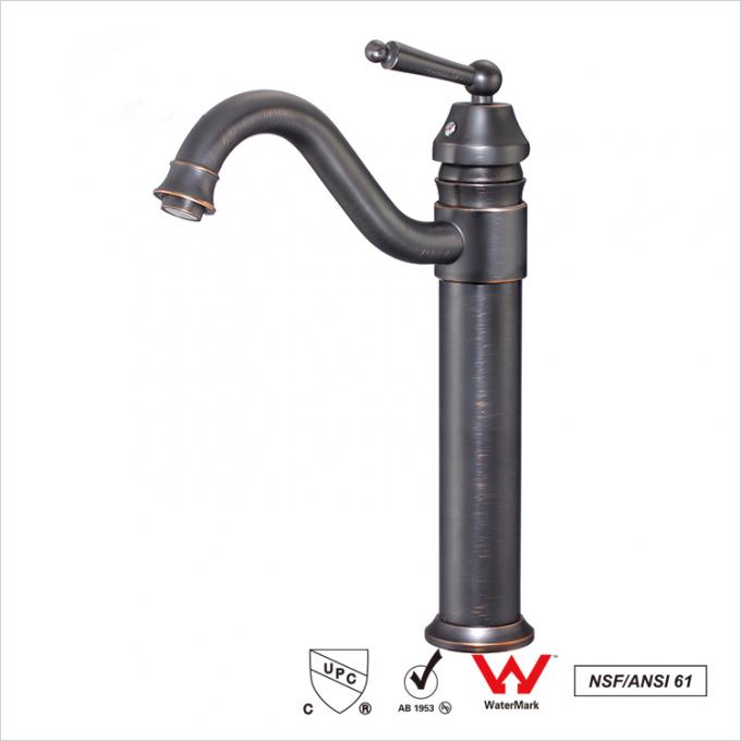 El aceite frotó el golpecito de mezclador de bronce del agua, grifo concreto del lavabo de Chrome
