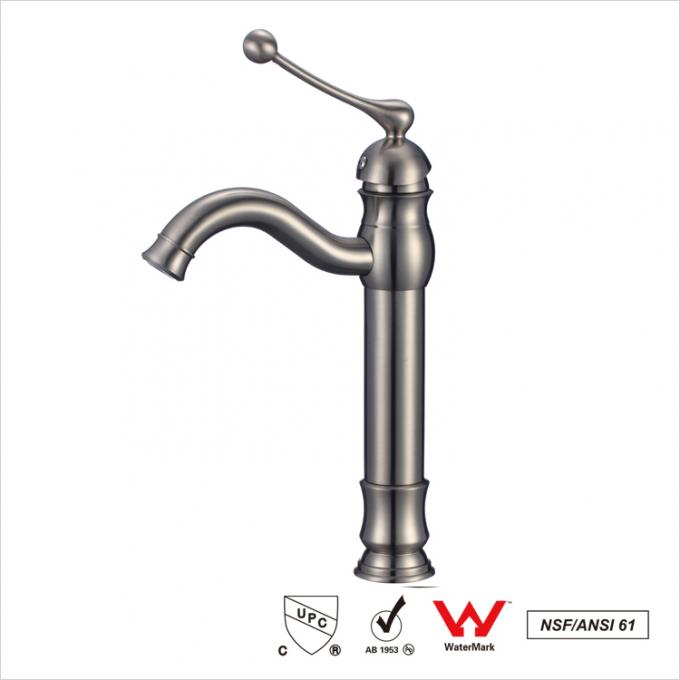 El aceite frotó el golpecito de mezclador de bronce del agua, grifo concreto del lavabo de Chrome