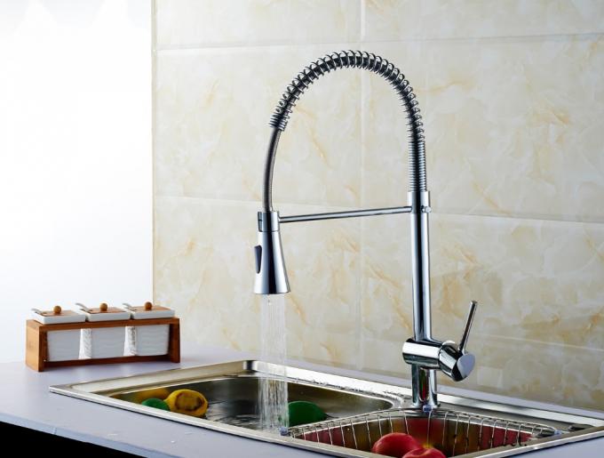 La manija de la chamusquina del ahorro del agua saca los grifos del fregadero de cocina del agua del canalón que levantan el tipo