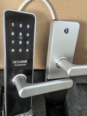 Cerradura de puertas inteligentes de huellas dactilares Bluetooth WiFi Negro / Plata Pintado para la seguridad